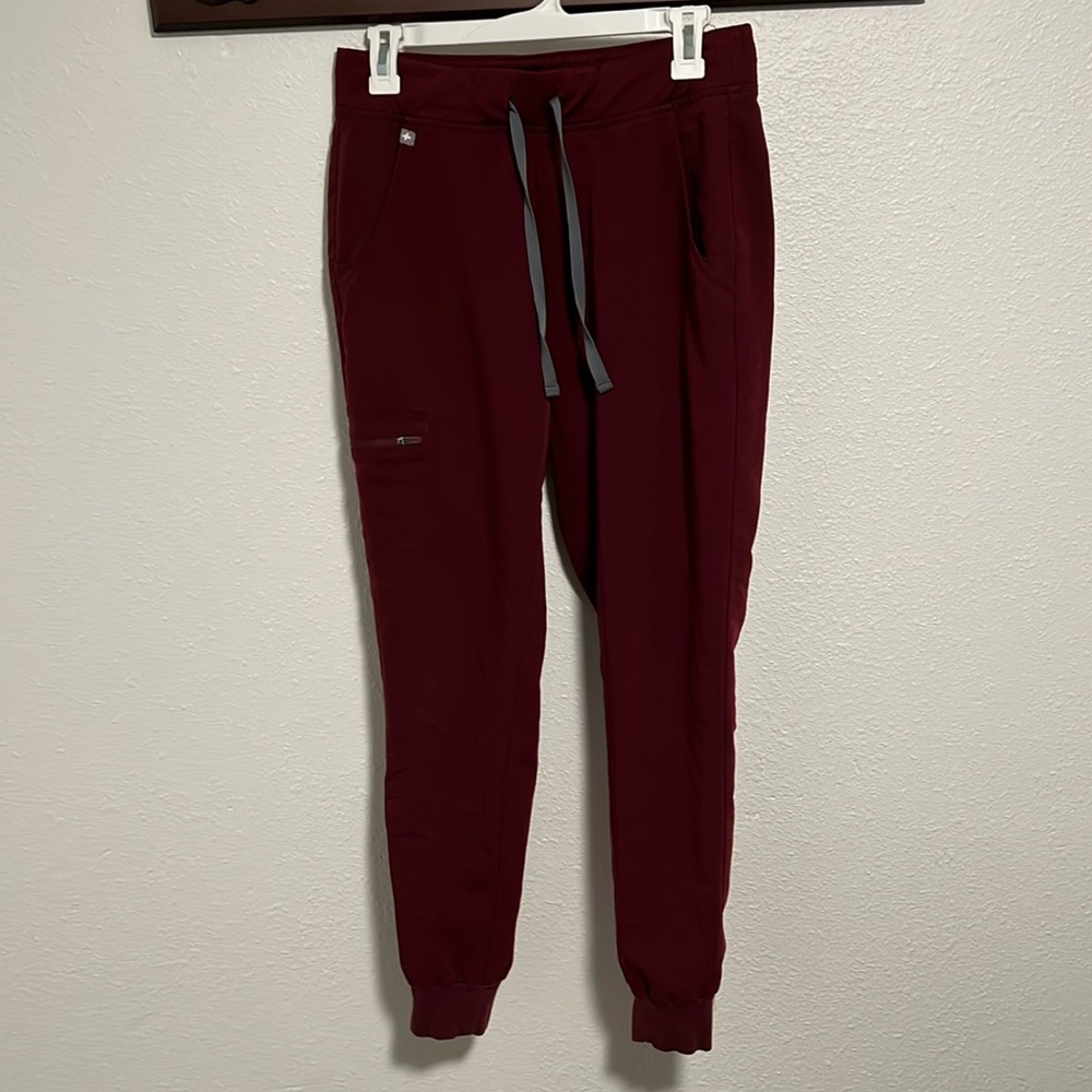Figs Zamora Jogger Scrub Pants In Maroon